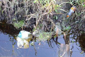 O lixo na área dos pescadores.